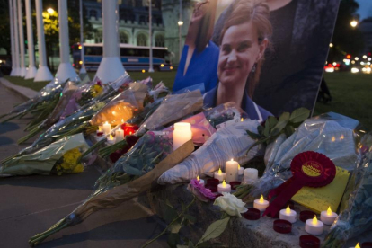 Tributo con flores y velas en memoria de la diputada británica Jo Cox, anoche, en Londres.-EL FUTURO DEL REINO UNIDO EN EUROPA