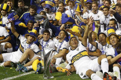 Los jugadores del Boca Juniors celebran la conquista del campeonato argentino tras ganar al Tigre en la penúltima jornada.-EFE / NICOLÁS AGUILERA