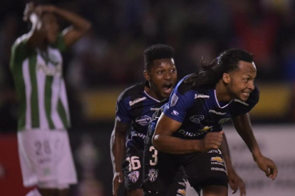 El defensa de Independiente del Valle, Arturo Mina, celebra el gol del empate ante Atlético Nacional en la ida de la final de la Copa Libertadores.-RODRIGO BUENDIA / AFP