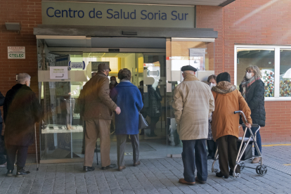 Ancianos entran a la vacunación en Soria Sur - Mario Tejedor