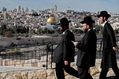 Ultraortodoxos israelís en el Monte de los Olivos de Jerusalén.-AFP / THOMAS COEX