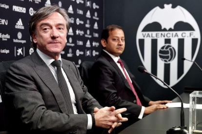El consejero del Valencia, Anil Murthy,d., junto al director deportivo del club, Jesús García Pitarch-EFE