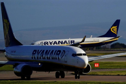 Los beneficios de Ryanair no pierden altura pese al impacto de las cancelaciones y aumentos salariales.-REUTERS