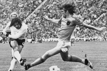 Goleador 8 Müller dispara ante el holandés Krol en la final del Mundial de 1972 en Múnich.-ARCHIVO