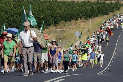 Miembros del Sindicato Andaluz de Trabajadores (SAT), durante la marcha reivindicativa que han hecho desde Hornachuelos a Córdoba y en cuyo transcurso han ocupado el Palacio de Moratalla.-RAFA ALCAIDE (EFE)