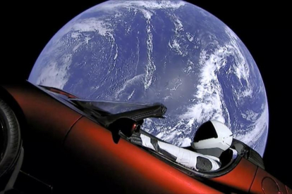 Esta imagen del vídeo proporcionada por SpaceX muestra el traje espacial de la compañía en el auto deportivo rojo Tesla, de Elon Musk, que fue lanzado al espacio durante el primer vuelo de prueba del cohete Falcon Heavy.-SPACEX