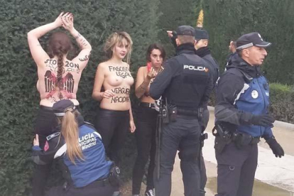 Protesta de las activistas de Femen en la plaza de Oriente de Madrid con motivo del 20N.-ROSA SÁNCHEZ