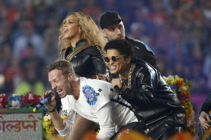 Beyoncé, Chris Martin y Bruno Mars, durante un momento de su actuación en el descanso de la Super Bowl.-REUETRS / STEPHEN LAM