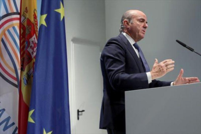 El ministro de Economía, Luis de Guindos, durante la rueda de prensa que ofreció ayer en Hamburgo.-EFE / SERGIO BARRENECHEA