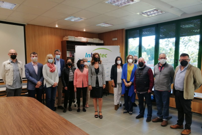 La consejera de Empleo e Industria, Ana Carlota Amigo, se reúne con los trabajadores de Inbiotec. ICAL