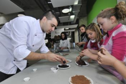 Niños elaborando trufa de chocolate