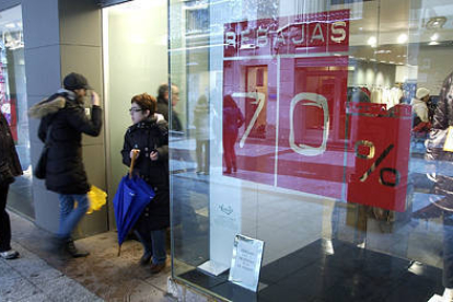 Ventas en un comercio soriano durante las rebajas. / V. G. -