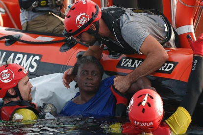 Rescate de una migrante camerunesa por parte de cooperantes de Proactiva el pasado 17 de julio, tras naufragar una patera procedente de Libia.-