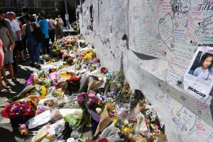 Flores en homenaje a las víctimas cerca de la Grenfell Tower, en North Kensington (Londres), el 17 de junio.-EFE / ANDY RAIN