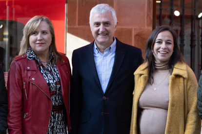 María de los Ángeles Morales, José Luis Alonso y Gemma Villarroel ayer en la presentación del candidato. ICAL