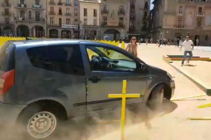 El coche que ha embestido las cruces amarillas en Vic.-EL PERIÓDICO