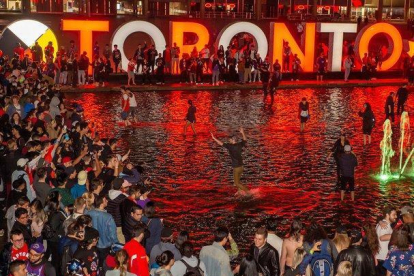 La alegría de los aficionados en las calles de Toronto-CHRIS YANG (AP)