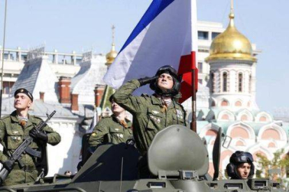 Soldados rusos durante la parada militar de hoy en la Plaza Roja.-Foto: GRIGORY DUKOR / REUTERS