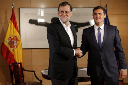 Rajoy y Rivera se saludan al inicio de su reunión, este miércoles en el Congreso.-JOSÉ LUIS ROCA