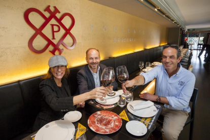 CON ESTILO. Pablo y Mayaya brindan junto a su amigo, José Luis Labarga, dueño de La Brasería de Poniente.-PABLO REQUEJO