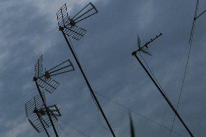 Un conjunto de antenas en el tejado de un edificio.-Foto: AGUSTÍ CARBONELL