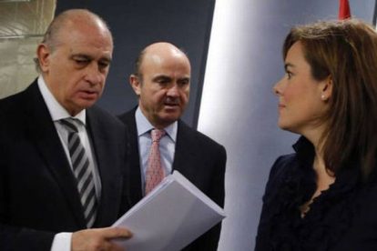 Jorge Fernández Díaz, Luis de Guindos y Soraya Saenz de Santamaría en una foto de archivo.-