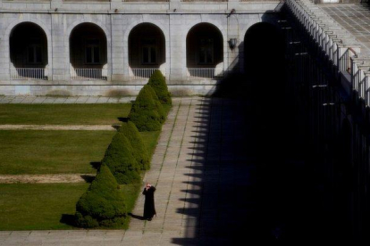 Un monje, en la explanada de la abadía del Valle de los Caídos.-JOSÉ LUIS ROCA