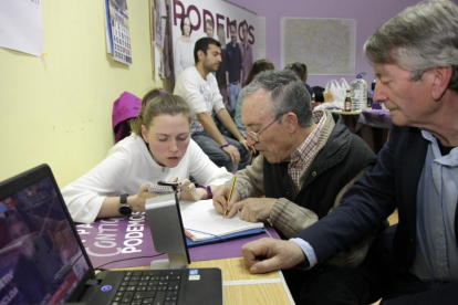 Carmelo Romero, ayer en la sede siguiendo los resultados electorales-D. M.