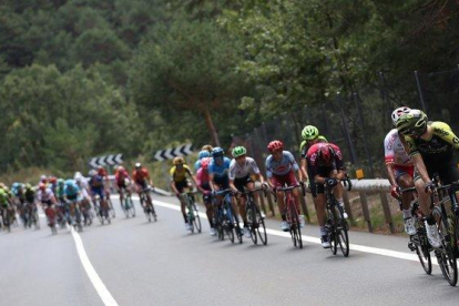 Los ciclistas de la Vuelta, durante la 18ª etapa.-EFE / JAVIER LIZON