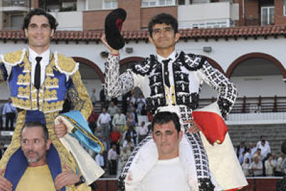 Adame y Teruel salieron a hombros de la plaza. / V.G.-