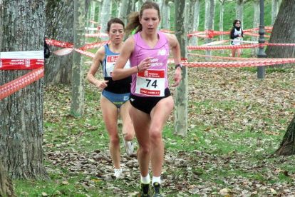 La atleta del CAEP Estela Navascués no está teniendo suerte con las lesiones. / ÁLVARO MARTÍNEZ-
