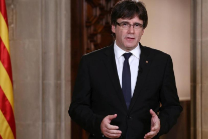 Puigdemont, durante su declaración institucional desde el Palau de la Generalitat. /-JORDI BEDMAR