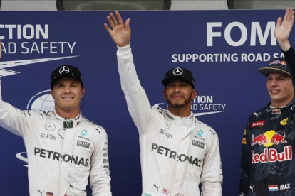 Rosberg, Hamilton y Verstappen, hoy en Sepang.-VINCENT THIAN