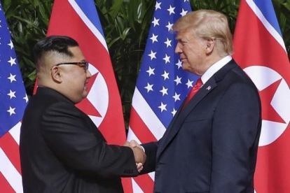 otografía de archivo del 12 de junio de 2018 en la que el presidene de EEUU, Donald Trump, saluda al líder norcoreanos, Kim Jong-un, en la cumbre de Singapur.-EFE