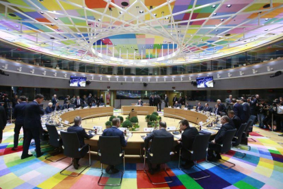 Vista general de los líderes de la Unión Europea (UE) reunidos durante el segundo día de la cumbre de primavera que se celebra en Bruselas.-OLIVIER HOSLET / EFE