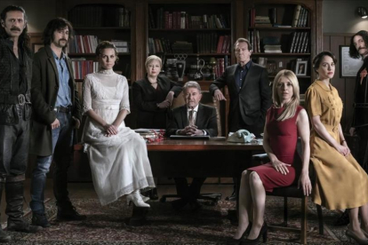 Imagen promocional con todos los protagonistas de la serie de TVE-1 'El Ministerio del Tiempo'.-