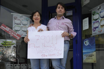 Alfonso Maroto junto a su madre mostrando el boleto ganador del pasado agosto. / ÚRSULA SIERRA-