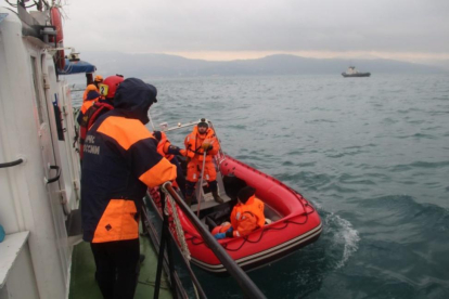 Los equipos de rescate buscan cadáveres del avión ruso siniestrado en el mar Negro.-EMERGENCIES MINISTRY HANDOUT HAN / EFE
