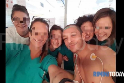 Este es el selfie de Rossi con fans suyos en el hospital de Rimini, publicado por 'Rimini Today'.-RIMINI TODAY