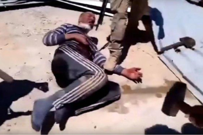 Un momento del vídeo en el que mercenarios de Wagner torturan a un ciudadano sirio.-EL PERIÓDICO