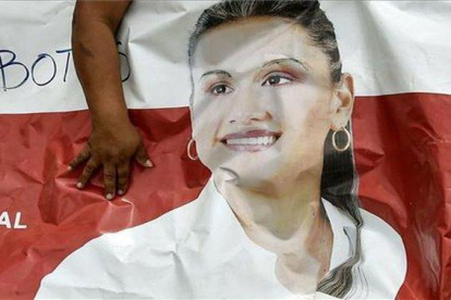 Karina García Sierra en un cartel, candidata asesinada en Colombia.-AFP
