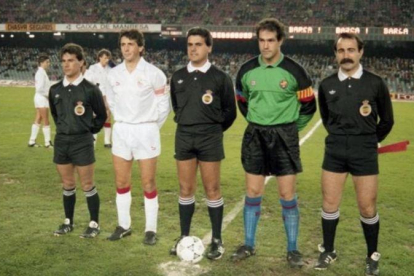 Los capitanes del Sevilla y Barça, con el trío arbitral en diciembre de 1989.-EL PERIÓDICO