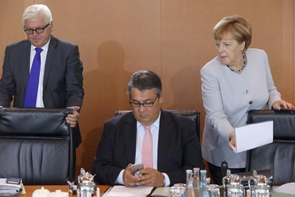 El ministro de Exteriores alemán, Frank-Walter Steinmeier (i), el ministro alemán de Economía, Sigmar Gabriel (c), y la canciller alemana, Angela Merkel (d), a su llegada a una reunión semanal del gabinete.-EFE