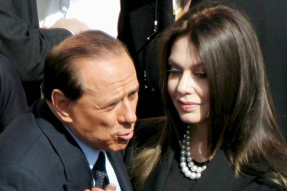 El ex primer ministro italiano Silvio Berlusconi deberá pagar una pensión de 1,4 millones de euros al mes a su exmujer Veronica Lario, según decidió hoy el Tribunal de Monza (norte de Italia), que cerró así su causa de divorcio.-Foto: EFE