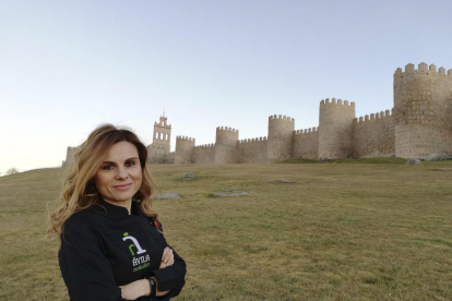 Gemma Rodríguez, ataviada con un delantal de Ávila Auténtica, delante de la imponente muralla romana abulense. --