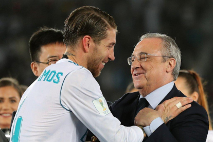 Sergio Ramos saluda a Florentino tras ganar el último Mundial de clubs en Abu Dabi.-AFP