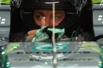 Rosberg da el OK a sus mecánicos desde el interior del Mercedes.-Foto:   AFP / LLUÍS GENÉ
