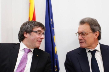 El 'president' Carles Puigdemont y el 'expresident' Artur Mas, en la sede del PDECat en Barcelona.-EFE / ALEJANDRO GARCIA