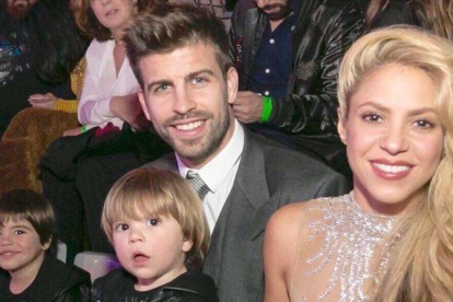 Shakira, su pareja, el futbolista Gerard Piqué y sus hijos, Milan y Sasha.-