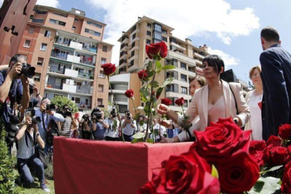 La parlamentaria de EH Bildu Maddalen Iriarte deja una rosa para recordar el secuestro y asesinato de Miguel Ángel Blanco.-EFE / LUIS TEJIDO